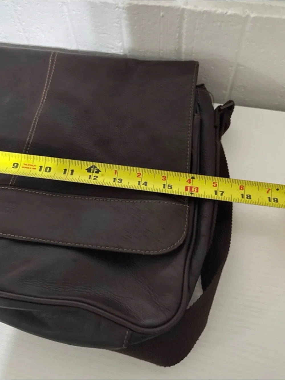 👜 Kenneth Cole Reaction Leather Messenger Bag – Dark Brown